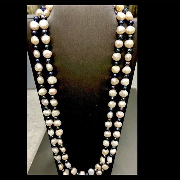 Honora
34" Strand white and gray Pearl Necklace & original pouch - Picture 3 of 4